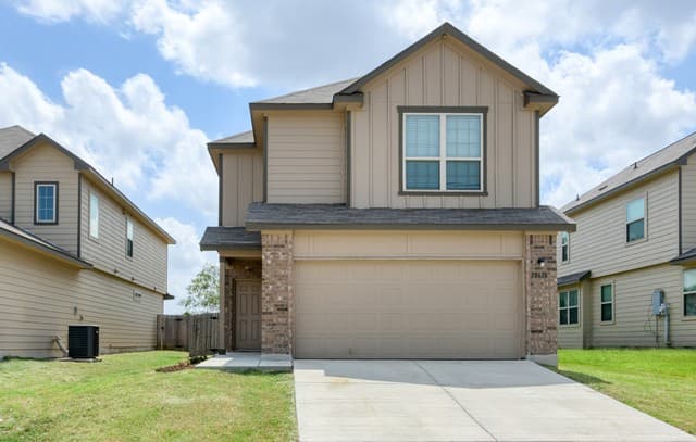 rental at 10610  Green Lake Dr in San Antonio, TX — photo 1