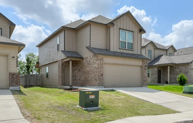 rental at 10610  Green Lake Dr in San Antonio, TX — photo 2