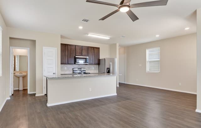 rental at 10610  Green Lake Dr in San Antonio, TX — photo 3