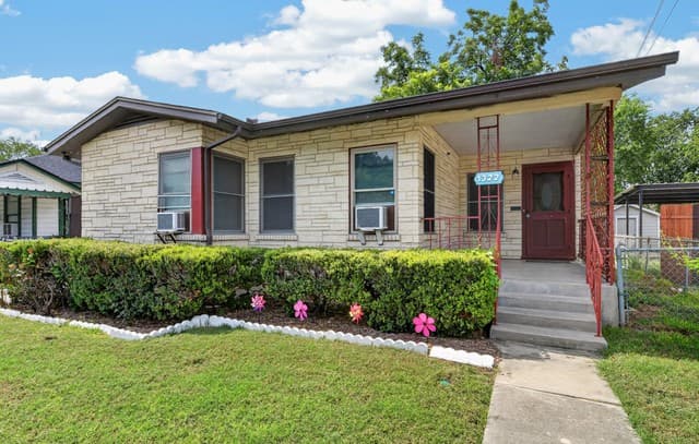 rental at 1322 W Malone in San Antonio, TX — photo 2
