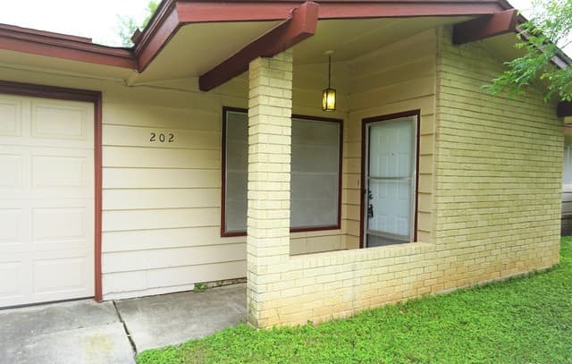 rental at 202  Brenda Dr in Converse, TX — photo 2
