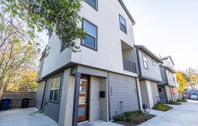 rental at 130  Rose Ln Unit 202 in San Antonio, TX — photo 1