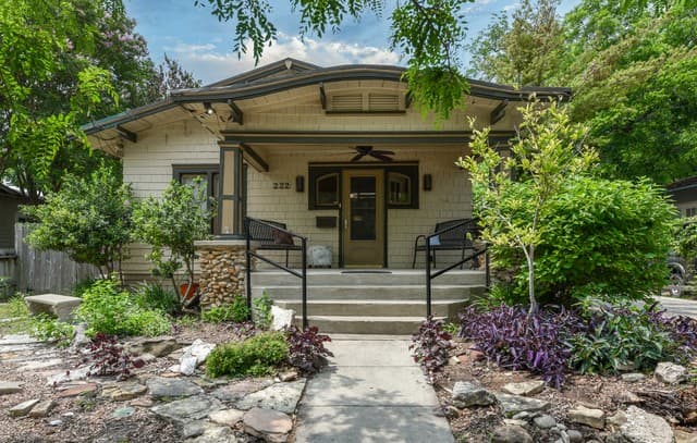 rental at 222 S Academy Ave in New Braunfels, TX — photo 1