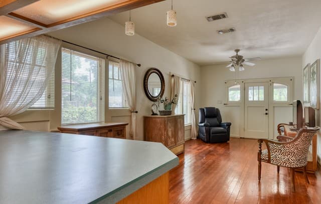 rental at 222 S Academy Ave in New Braunfels, TX — photo 2