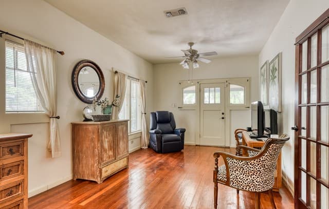 rental at 222 S Academy Ave in New Braunfels, TX — photo 3