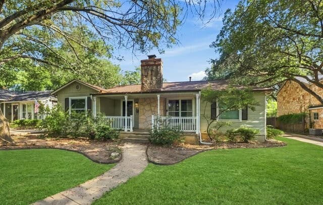rental at 167 E Edgewood Pl in San Antonio, TX — photo 2