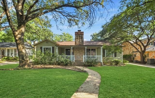 rental at 167 E Edgewood Pl in San Antonio, TX — photo 3