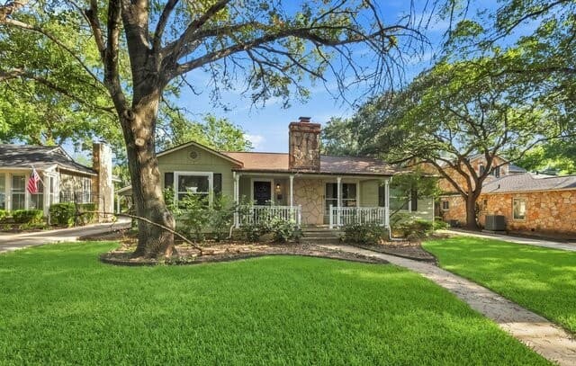 rental at 167 E Edgewood Pl in San Antonio, TX — photo 4