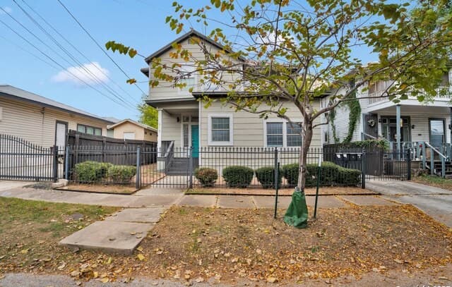 rental at 618  Atlanta St Unit 4 in San Antonio, TX — photo 2