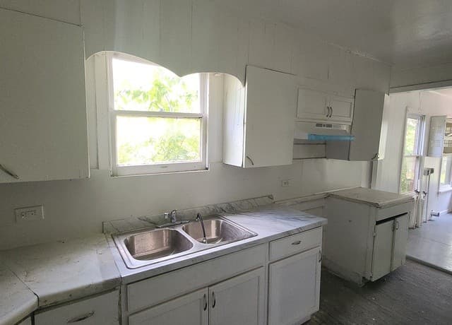 4-bedroom rental at 5106 Bartmer in San Antonio, TX — photo 3