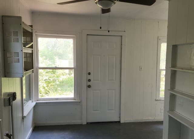 4-bedroom rental at 5106 Bartmer in San Antonio, TX — photo 4