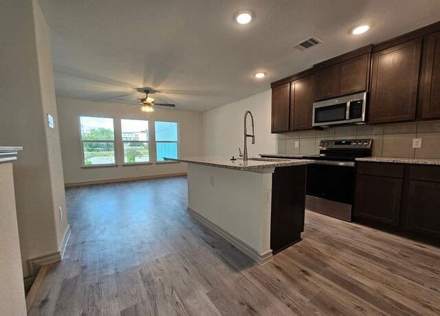 rental at 310 W Evergreen St Unit 121 in San Antonio, TX — photo 2