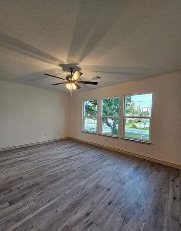 rental at 310 W Evergreen St Unit 121 in San Antonio, TX — photo 3