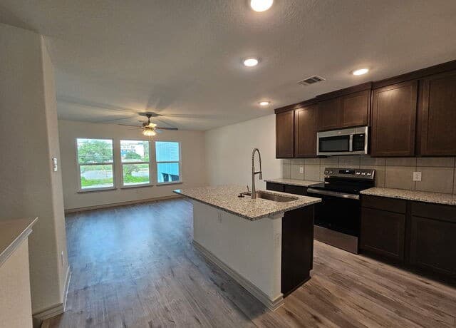rental at 310 W Evergreen St Unit 121 in San Antonio, TX — photo 5
