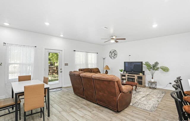 rental at 4  Oak Plz in San Antonio, TX — photo 5