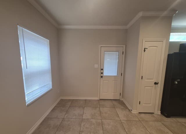 rental at 6858  Lakeview Dr Unit 101 in San Antonio, TX — photo 5