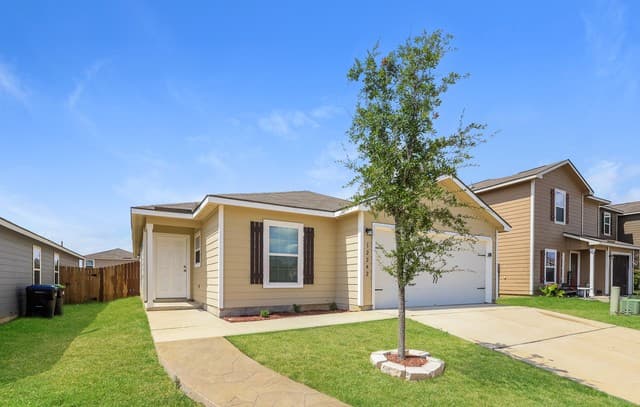 rental at 12242  Commander in San Antonio, TX — photo 2