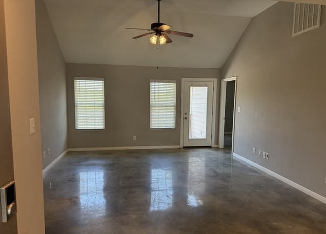 rental at 591  Burr Oak Ln in Canyon Lake, TX — photo 2
