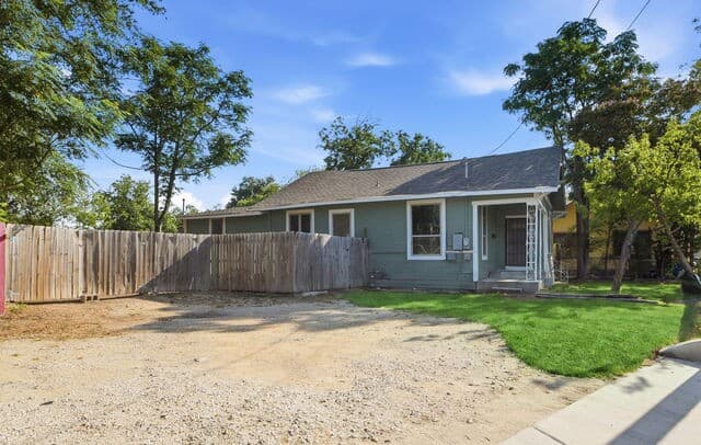 rental at 262 E Southcross Blvd in San Antonio, TX — photo 2