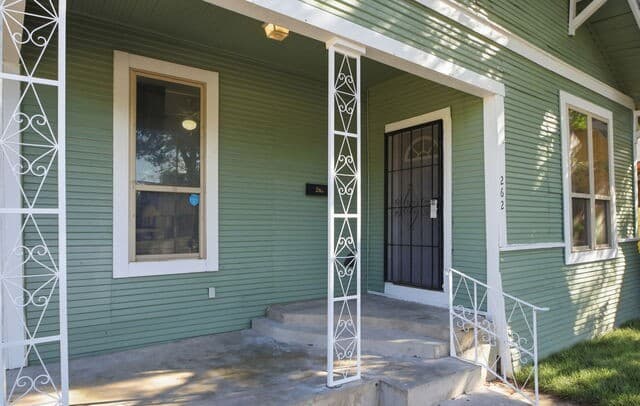 rental at 262 E Southcross Blvd in San Antonio, TX — photo 3