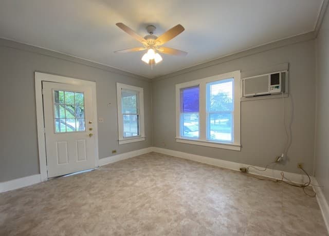 2-bedroom rental at 405 S Washington Ave in New Braunfels, TX — photo 2