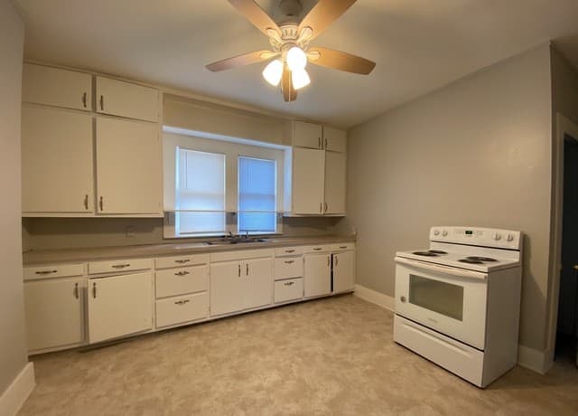 2-bedroom rental at 405 S Washington Ave in New Braunfels, TX — photo 4