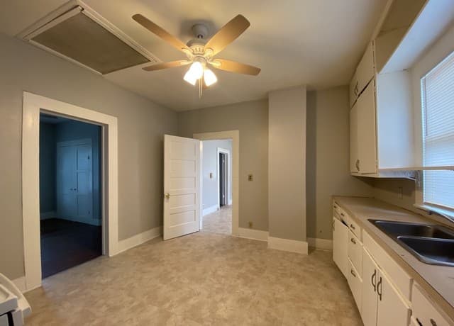 2-bedroom rental at 405 S Washington Ave in New Braunfels, TX — photo 5