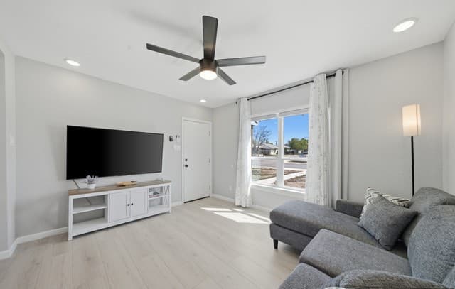 rental at 2819 S Pine St in San Antonio, TX — photo 2