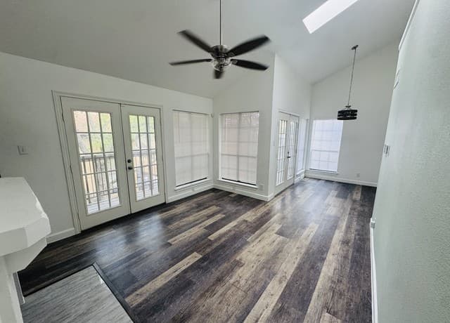 2-bedroom rental at 8611 Datapoint Dr in San Antonio, TX — photo 2