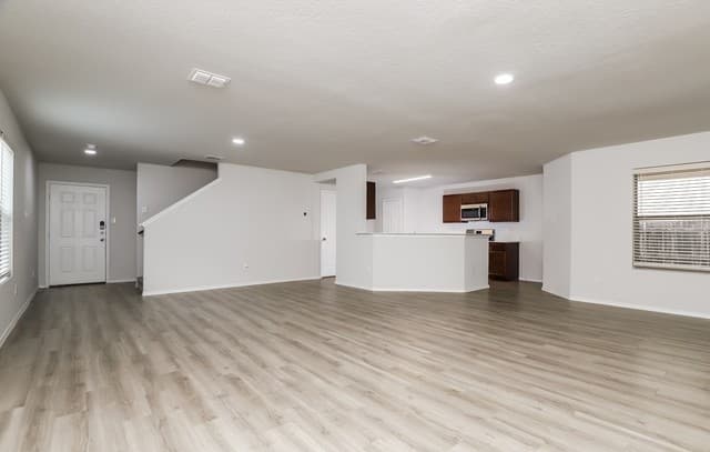rental at 5423  Shivalik Way in San Antonio, TX — photo 4
