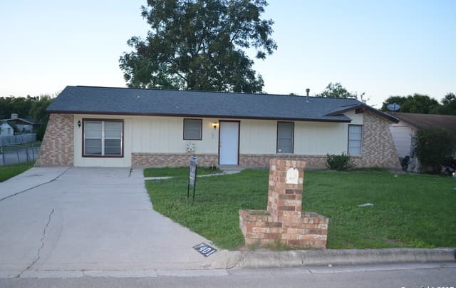 rental at 7401  Sage Oak St in Live Oak, TX — photo 1