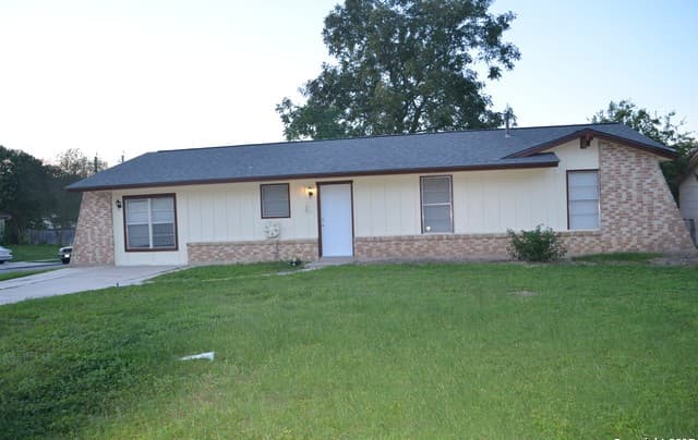 rental at 7401  Sage Oak St in Live Oak, TX — photo 2