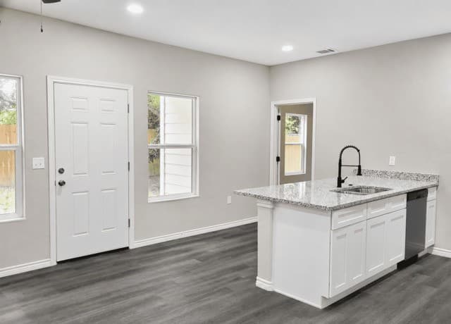 3-bedroom rental at 7602 Windsor Oaks Unit 1 in San Antonio, TX — photo 3