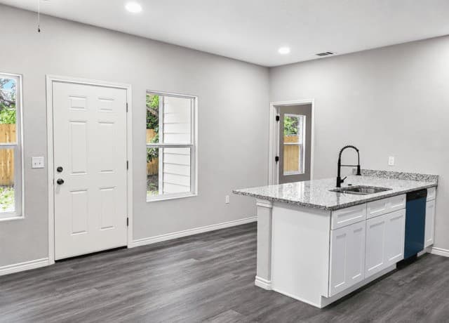 rental at 7602  Windsor Oaks Unit 2 in San Antonio, TX — photo 3