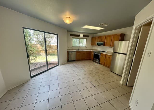 rental at 47  Latrobe Post in San Antonio, TX — photo 4