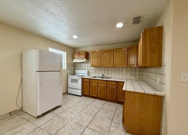 rental at 116  Dolores Unit 2 in San Antonio, TX — photo 3