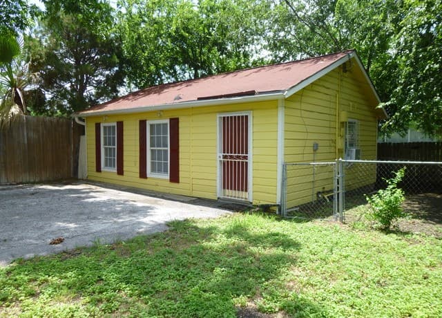 rental at 404  Donaldson Ave Unit REAR in San Antonio, TX — photo 2