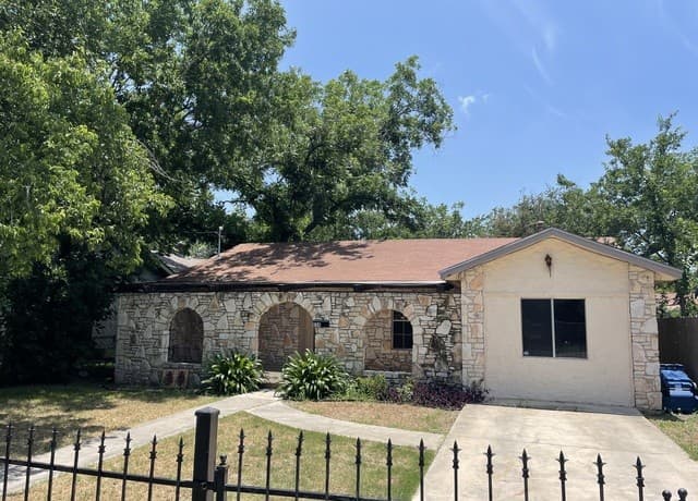 rental at 834  Porter St in San Antonio, TX — photo 1