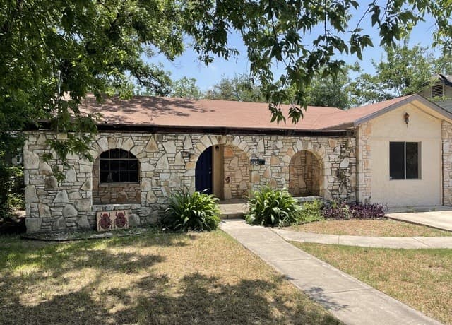 rental at 834  Porter St in San Antonio, TX — photo 2