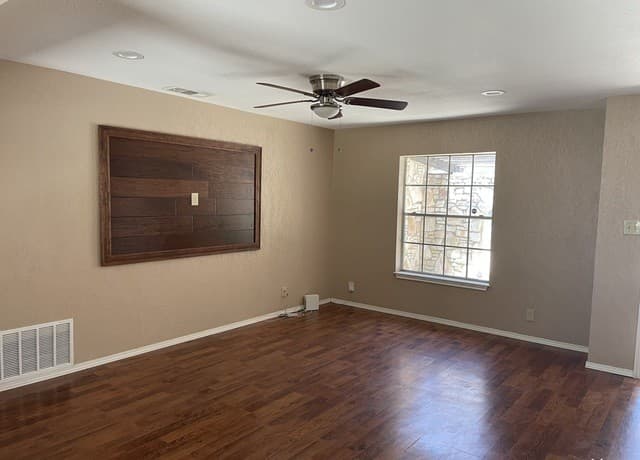 rental at 834  Porter St in San Antonio, TX — photo 3