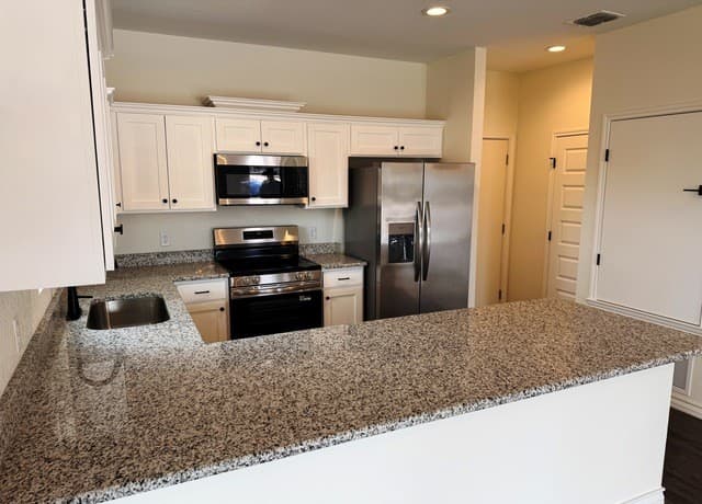 rental at 600A  10th in Bandera, TX — photo 3