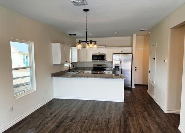 rental at 600A  10th in Bandera, TX — photo 4