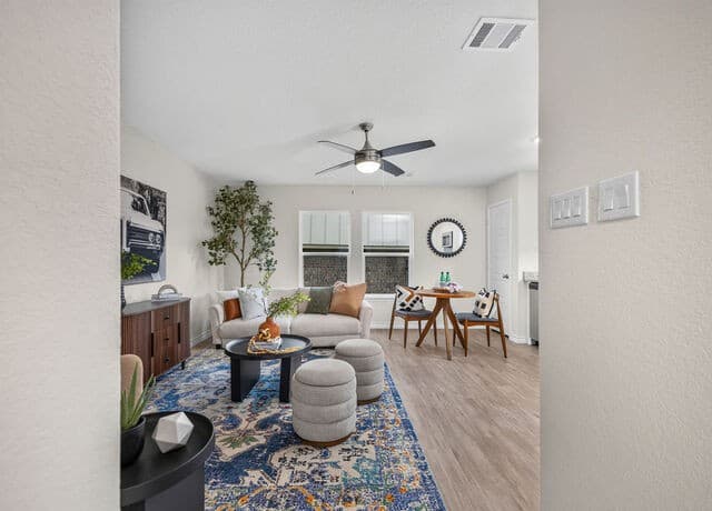 rental at 310 W Evergreen St Unit 101 in San Antonio, TX — photo 3