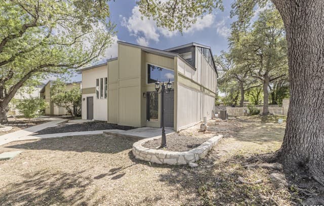 rental at 100  Lorenz Rd Unit 101 in San Antonio, TX — photo 1