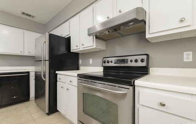 rental at 100  Lorenz Rd Unit 101 in San Antonio, TX — photo 4