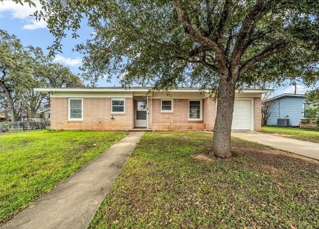 rental at 602  C Street in Floresville, TX — photo 1