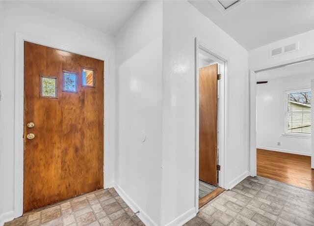 rental at 602  C Street in Floresville, TX — photo 2