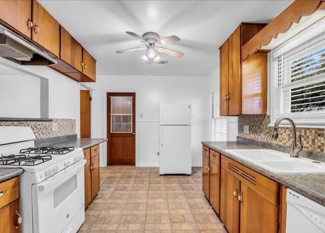 rental at 602  C Street in Floresville, TX — photo 3