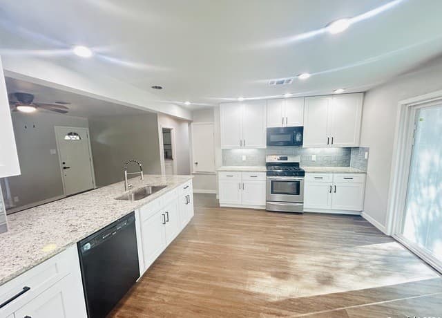 rental at 2914  Greenacres in San Antonio, TX — photo 3