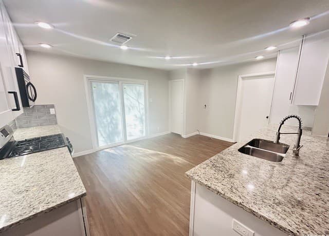 rental at 2914  Greenacres in San Antonio, TX — photo 4